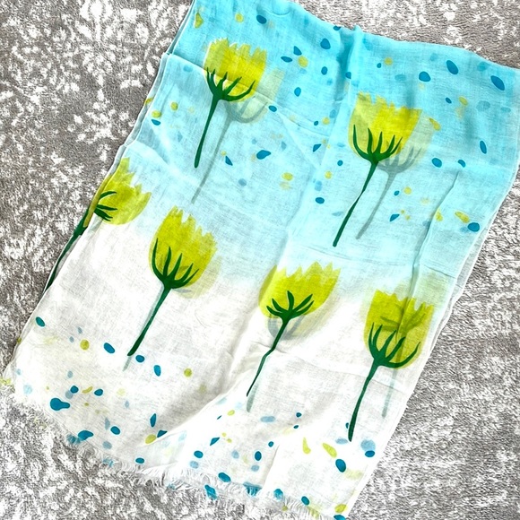 Beautiful garden print scarf - Picture 7 of 9